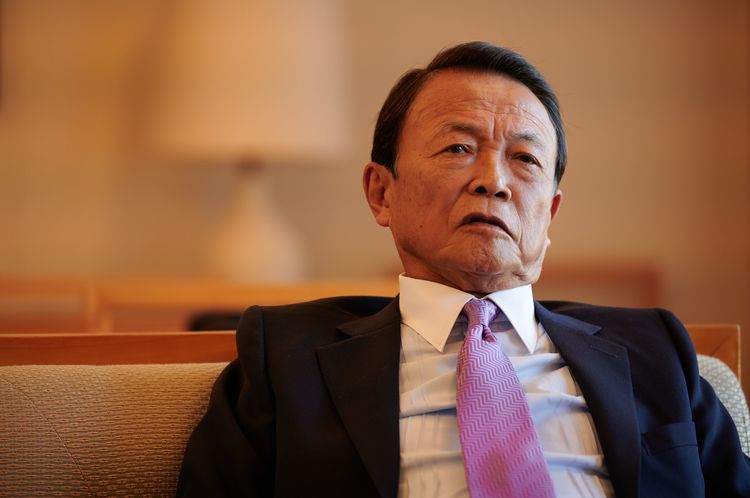 麻生太郎の年収と収入源の全貌！豪邸や資産の驚きの実態